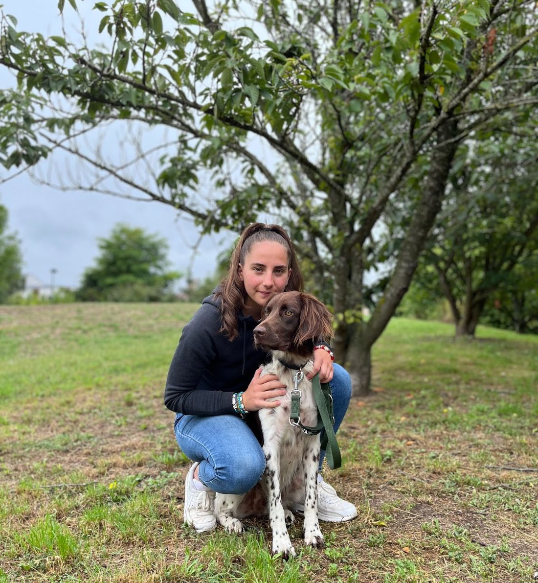 Morgane, éducatrice canine, avec un de ses chiens